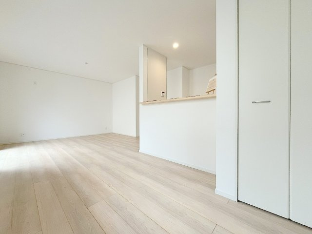 三郷市戸ケ崎3丁目　新築戸建　全7棟　2号棟の居間・リビング|16帖の広々リビングでゆったりくつろげます