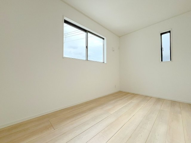 三郷市戸ケ崎3丁目　新築戸建　全7棟　2号棟の洋室|2面採光の明るい洋室5帖・子供部屋としていかがでしょう