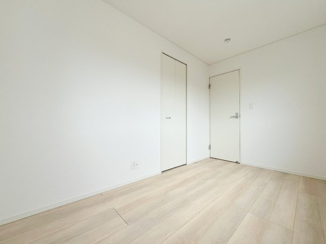 三郷市戸ケ崎3丁目　新築戸建　全7棟　2号棟の洋室|クローゼット付きの洋室5帖