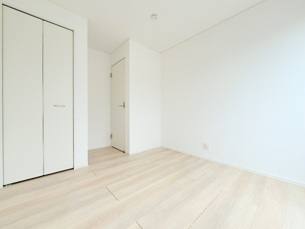 三郷市戸ケ崎3丁目　新築戸建　全7棟　2号棟の洋室|クローゼット付きの洋室5帖