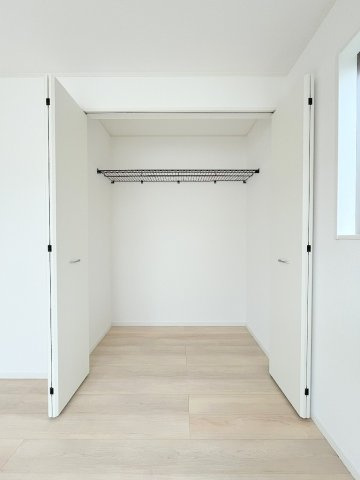 三郷市戸ケ崎3丁目　新築戸建　全7棟　2号棟の収納|大切な衣類を収納できるクローゼット付き