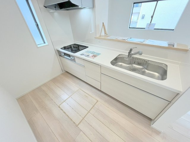 三郷市戸ケ崎3丁目　新築戸建　全7棟　2号棟のキッチン|3口ガスコンログリル付きシステムキッチンでお料理も楽しめます