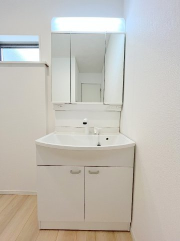 三郷市戸ケ崎3丁目　新築戸建　全7棟　2号棟の独立洗面台|三面鏡付きシャワードレッサーで朝の準備も快適