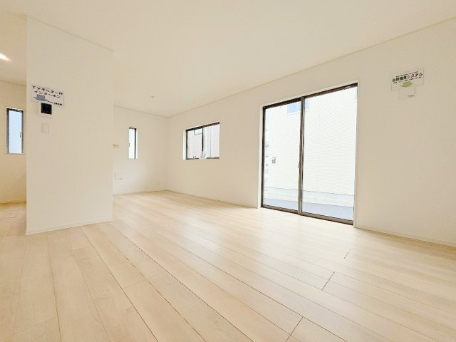 三郷市戸ケ崎3丁目　新築戸建　全7棟　2号棟の居間・リビング|家族団らんで過ごすリビングは16帖の広さを確保