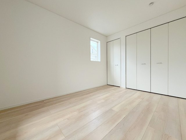 三郷市戸ケ崎3丁目　新築戸建　全7棟　1号棟の洋室|クローゼットが2ヶ所付いた洋室6.5帖・主寝室としていかがでしょう