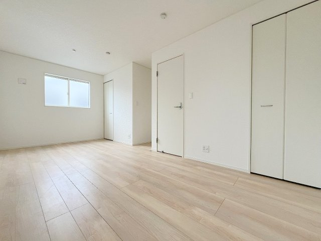 三郷市戸ケ崎3丁目　新築戸建　全7棟　1号棟の洋室|家族の成長に合わせて部屋を分けられる2ドア1ルーム