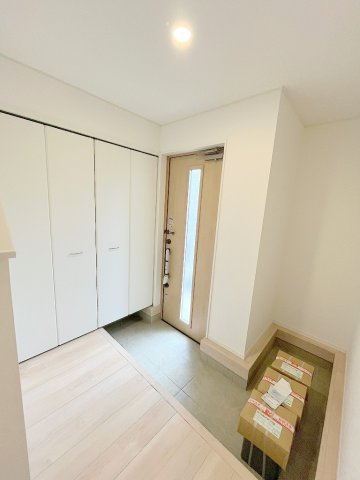 三郷市戸ケ崎3丁目　新築戸建　全7棟　1号棟の玄関|収納力のあるシューズクローゼット
