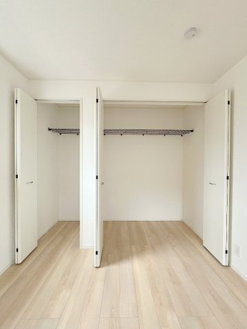 三郷市戸ケ崎3丁目　新築戸建　全7棟　1号棟の収納|クローゼットが2ヶ所あり、夫婦で分けてお使いいただけます