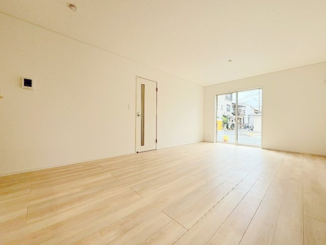 三郷市戸ケ崎3丁目　新築戸建　全7棟　1号棟の居間・リビング|18帖の広々リビングでゆったりくつろげます