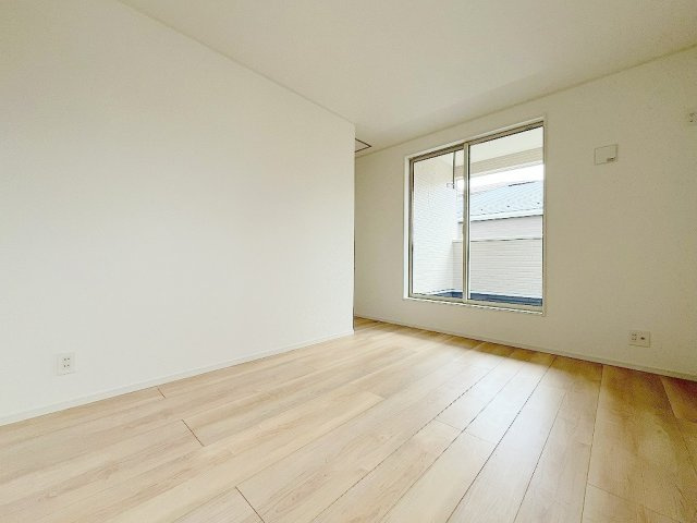 三郷市戸ケ崎3丁目　新築戸建　全7棟　1号棟の洋室|バルコニーに面した明るい洋室6.5帖