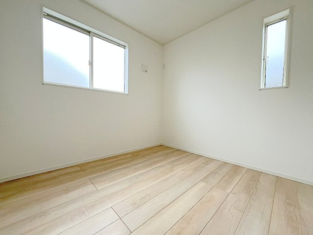 三郷市戸ケ崎3丁目　新築戸建　全7棟　1号棟の洋室|2面採光の明るい洋室4.5帖・子供部屋としていかがでしょう