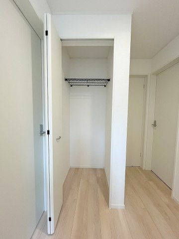 三郷市戸ケ崎3丁目　新築戸建　全7棟　1号棟の収納|掃除用具の収納にも便利な2Fホール収納