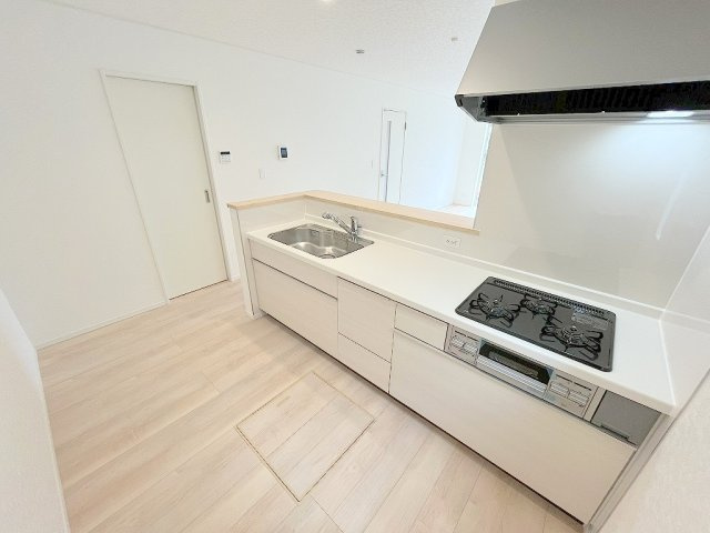 三郷市戸ケ崎3丁目　新築戸建　全7棟　1号棟のキッチン|3口ガスコンログリル付きシステムキッチンでお料理も楽しめます