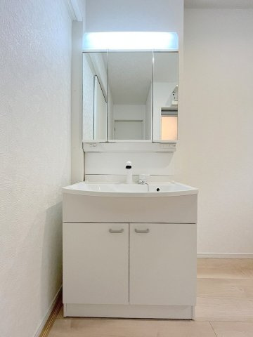 三郷市戸ケ崎3丁目　新築戸建　全7棟　1号棟の独立洗面台|三面鏡付きシャワードレッサーで朝の準備も快適