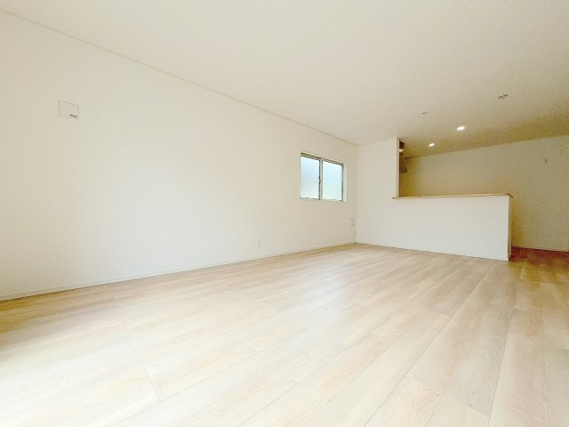 三郷市戸ケ崎3丁目　新築戸建　全7棟　1号棟の居間・リビング|家族団らんで過ごすリビングは18帖の広さを確保