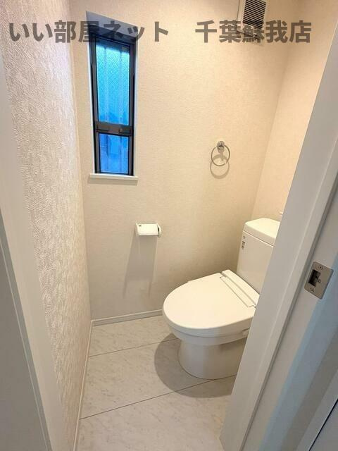 ナリトモ仁戸名Ｂのトイレ|落ち着いた色調のトイレです