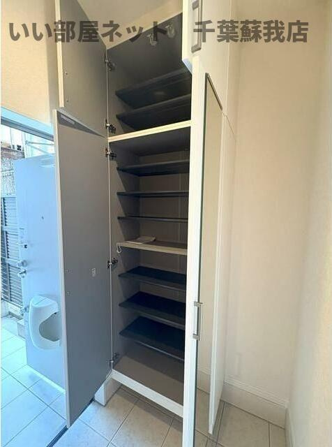 ナリトモ仁戸名Ｂの玄関|収納もある玄関です