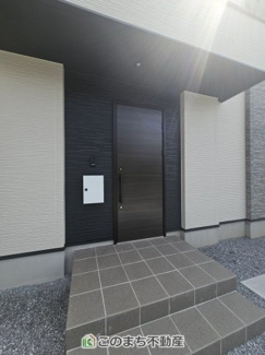 【エントランス】 | 真岡市下高間木2期 | 雨の日も安心の玄関ポーチ♪