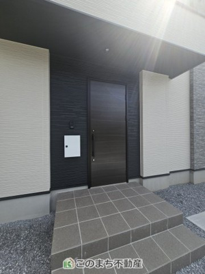 【エントランス】 | 真岡市下高間木2期 | 雨の日も安心の玄関ポーチ♪