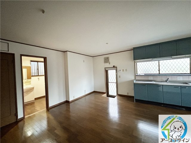 明石市鳥羽倉庫付貸家の居間・リビング