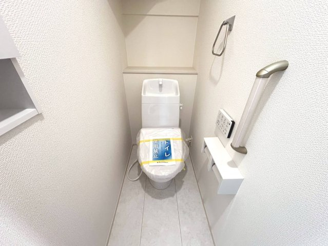 ブルーミングガーデン　江南市江森町西　全4区画分譲の独立洗面台|三面鏡裏スペースや、収納量がアップした洗面下部で、たっぷり収納できます。水栓やミラーはエコ仕様です。
電気やガス代の節約にもなります！一体成型ボウルを採用したお手入れも簡単な洗面化粧台。