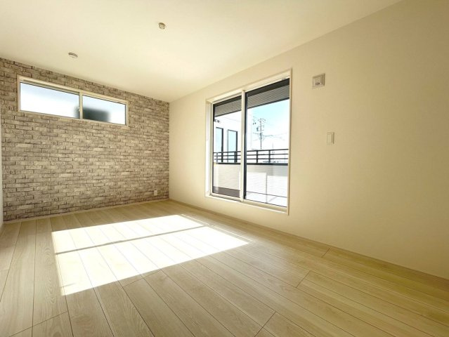 ブルーミングガーデン　江南市江森町西　全4区画分譲のトイレ|汚れが付きにくく落ちやすい表面加工と、掃除のしやすいフチレス形状便器の相乗効果でお手入れが楽々です。
節水型で家計にも優しい！温水洗浄便座で寒い冬も気持ちよくトイレ時間を過ごせます。