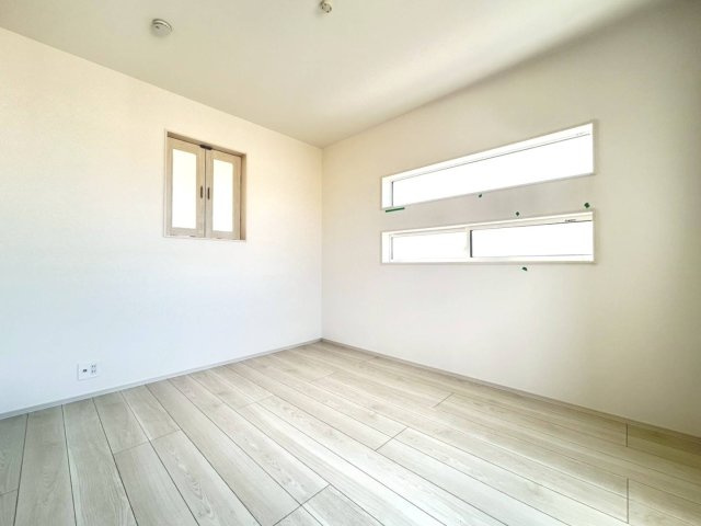 ブルーミングガーデン　江南市江森町西　全4区画分譲の寝室|全居室に収納を完備！窓は【樹脂枠】と【LOW-E複層ガラス】を採用。高断熱で寒暖差による結露も防ぎます。
建具やクロスなどをトータルコーディネートしており、室内に落ち着きと安らぎを与えてくれます。