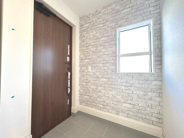 ブルーミングガーデン　江南市江森町西　全4区画分譲の玄関|専用のカードやスマートフォンで施解錠可能な玄関錠。快適さと防犯面に特化した、新世代の玄関ドアです。
鍵の毎回の開け閉めのイライラが減り、毎日の暮らしにゆとりが生まれます。