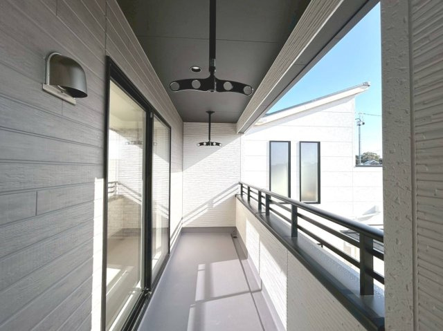 ブルーミングガーデン　江南市江森町西　全4区画分譲の玄関|大容量のシューズ収納付きで玄関周りもすっきり！玄関ドアからの光が玄関ホールを明るくしてくれます。