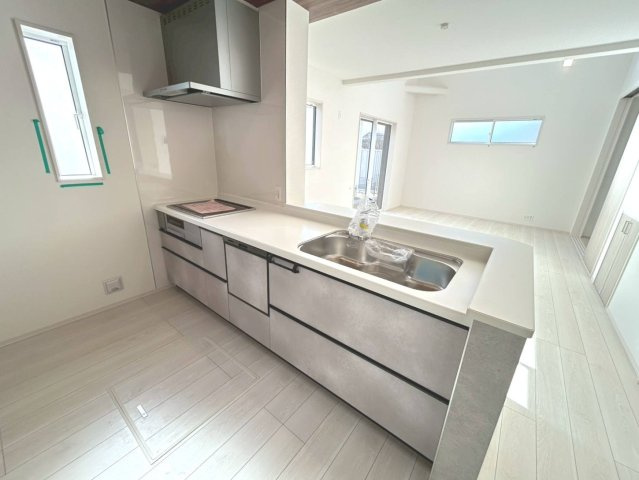 ブルーミングガーデン　江南市江森町西　全4区画分譲の居間・リビング|リビングには開放感のある【折上げ天井】を採用。最大2.6mの天井高で部屋をより広く明るく感じられます。
開放感と高級感を演出し、自然と家族みんなが集まる心地よい空間を作り出しています。