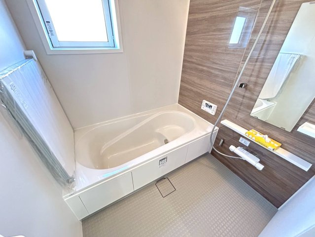 ブルーミングガーデン　江南市江森町西　全4区画分譲のキッチン|機能的なシステムキッチン。収納力に優れた大容量の引出。食器洗浄乾燥機も標準装備で家事軽減になります。
適材適所の収納が可能な大容量の引出しで、キッチン小物も大物もたっぷり収納できお掃除も楽々です。