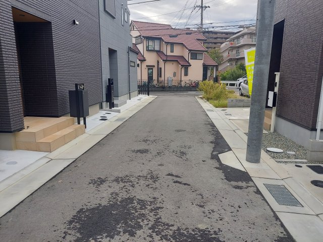 宝塚市山本西2丁目新築一戸建の前面道路含む現地写真