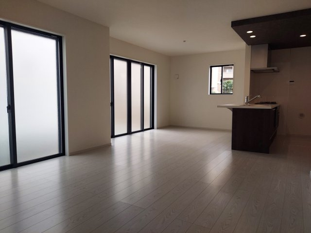 宝塚市山本西2丁目新築一戸建の居間・リビング