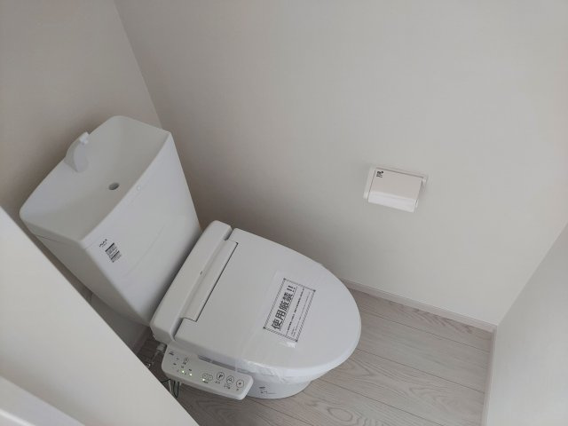 宝塚市山本西2丁目新築一戸建のトイレ|1階トイレ　温水洗浄便座付き