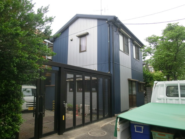 東小岩ハイツの外観|ツートンカラーのオシャレな外観です。