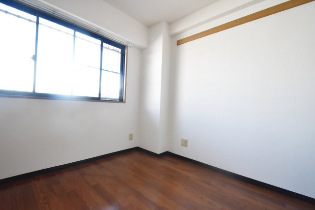 ウエストフィールド里中の洋室