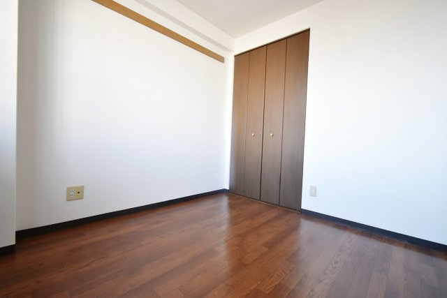 ウエストフィールド里中の洋室