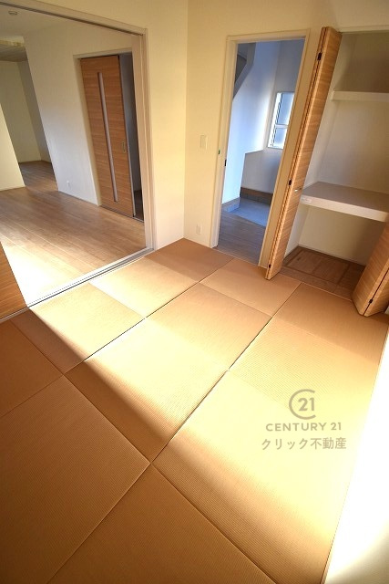 ブルーミングガーデン  水戸市見和3丁目　限定1棟！の前面道路含む現地写真|前面道路幅6メートルで駐車ラクラクです。気になる他の物件と合わせての現地ご案内も可能です。HPから、またお電話でも、お気軽にお問い合わせください。