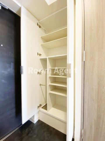 プレサンス千種駅前レイズの玄関