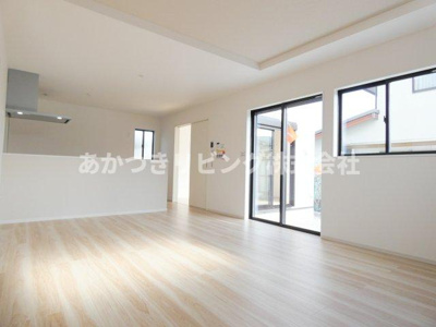 【居間・リビング】 | 真岡市亀山22期 | 陽当たり良好な洋リビング♪ご家族の団らんを陽の光が明るく照らします♪