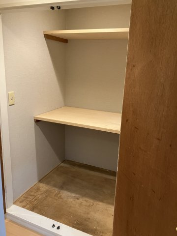 ニューサイトマンション足立の収納|廊下に大型収納がございます！