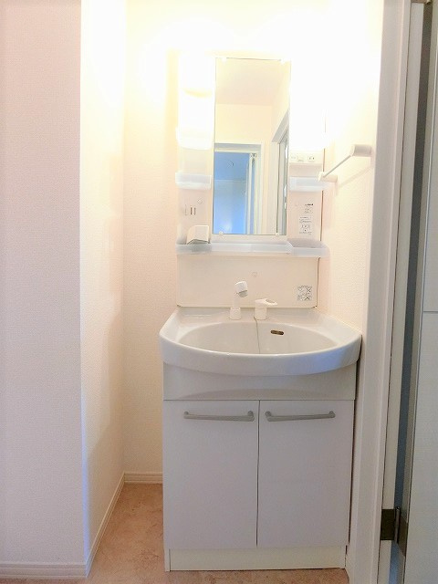 ウィスタリア・ガーデンBの独立洗面台|写真は同建物の別部屋を参考に掲載しております。