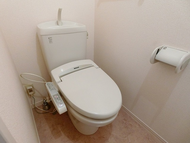 ウィスタリア・ガーデンBのトイレ|写真は同建物の別部屋を参考に掲載しております。