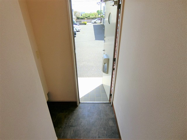 ウィスタリア・ガーデンBの玄関|写真は同建物の別部屋を参考に掲載しております。