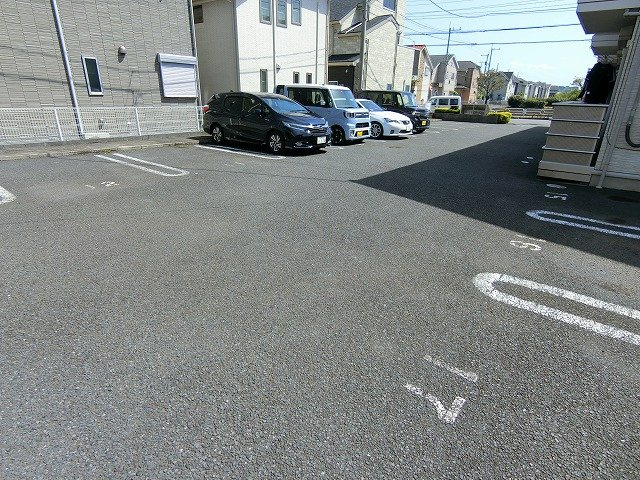 ウィスタリア・ガーデンBの駐車場