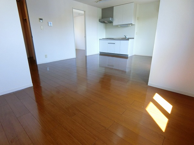 ウィスタリア・ガーデンBの居間・リビング|写真は同建物の別部屋を参考に掲載しております。