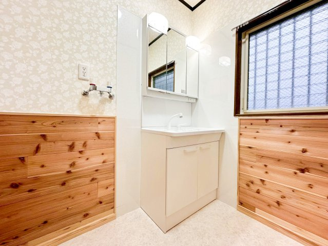中古戸建　限定1棟！　横浜市港北区岸根町の独立洗面台|鏡の裏に豊富な収納量を確保した、三面鏡タイプの洗面化粧台。洗面室の整頓にも役立ちます。