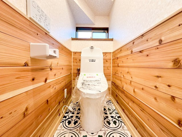 中古戸建　限定1棟！　横浜市港北区岸根町のトイレ|シンプルなデザイン、省エネ機能で快適な使い心地。お掃除もラクラクな一体型トイレです。