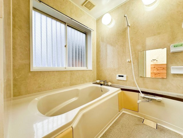 中古戸建　限定1棟！　横浜市港北区岸根町の浴室|半身浴も楽しめる一坪タイプの浴室は、防カビ仕様となっており、お掃除も楽々です。半身浴も楽しめる浴槽は環境に優しい節水タイプを採用。洗い場の床は、乾きやすく滑りにくい快適使用。