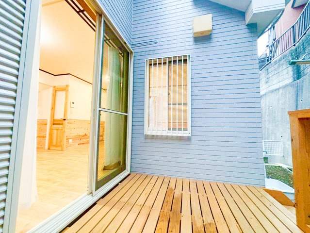 中古戸建　限定1棟！　横浜市港北区岸根町のバルコニー|庭とのつながりを生み出すウッドデッキは、家族や友人との時間をもっと豊かにしてくれます。天気の良い日はカフェのように食事を楽しんだり、読書をしたり、外の空気に触れながらリフレッシュするスペースに。